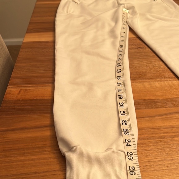 NWOT Ouber Joggers pants
Excellent Condition
Size M.
Pockets.
#653 - Picture 7 of 10